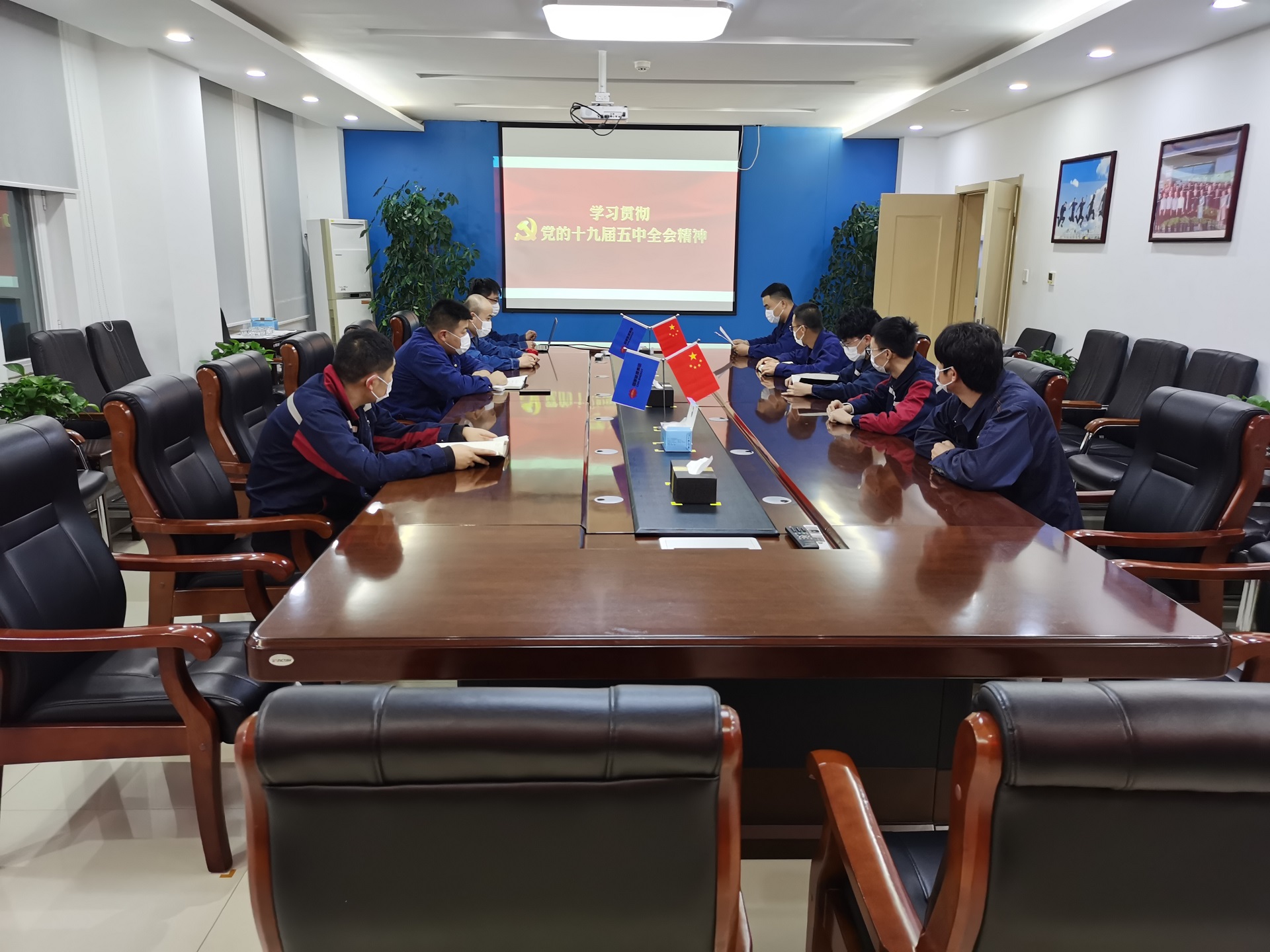 國(guó)華投資通遼公司國(guó)泰風(fēng)電場(chǎng)黨支部召開(kāi)黨員大會(huì)集中學(xué)習(xí)黨的十九屆五中全會(huì)精神