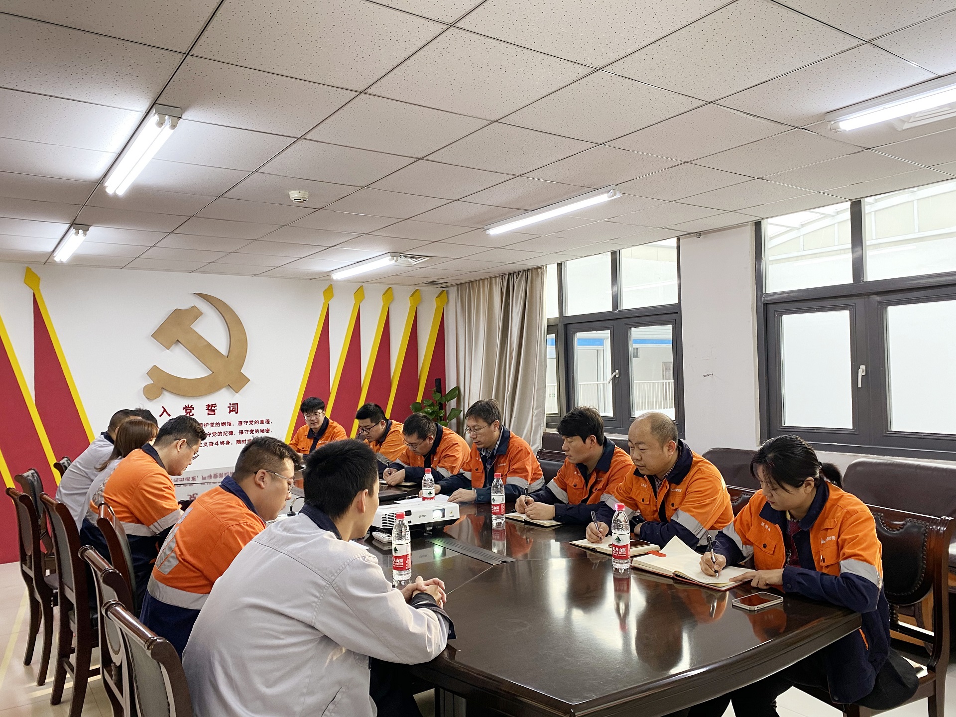 黃驊港務(wù)生產(chǎn)三部黨支部召開(kāi)黨外人士座談會(huì)學(xué)習(xí)黨的十九屆五中全會(huì)精神
